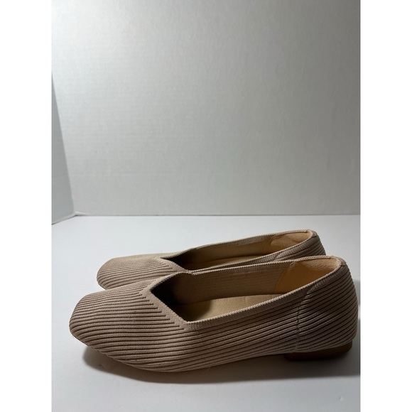 Elegant Beige Women's Flats - Picture 2 of 8